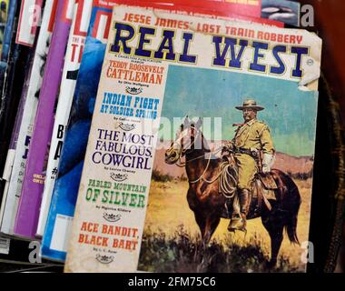 Vintage-Zeitschriften zum Verkauf in einem Antiquitätengeschäft in Santa Fe, New Mexico. Stockfoto