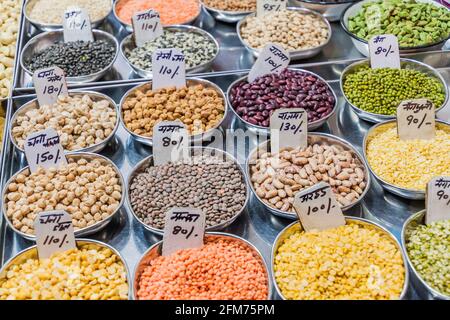 Verschiedene Gewürze bei Khari Baoli in Delhi, dem größten Gewürzgroßmarkt Asiens. Stockfoto