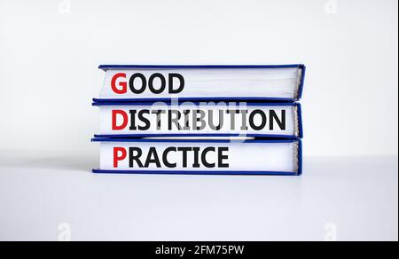 BIP, Symbol für gute Verteilungspraxis. Die Begriffe „GDP, gute Verteilungspraxis“ auf Büchern auf einem schönen weißen Hintergrund. Business und BIP, Go Stockfoto
