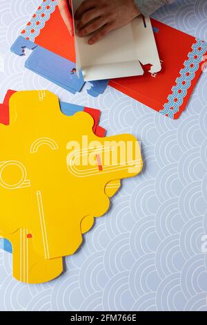 Fastfood-Boxen, leere saubere Einweg-Lebensmittelbehälter für einen schnellen Snack, aufgestellte Lebensmittel auf einem hellen Hintergrund Stockfoto