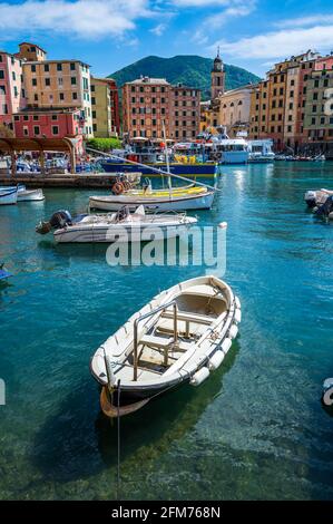 Die bunten Häuser des Marinestaals Camogli on Die italienische Riviera in der Nähe von Portofino Stockfoto