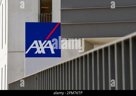 St. Gallen, Schweiz - 14. April 2021 : AXA-Versicherungsschild hängt vor einem Büro in St. Gallen. AXA ist ein französisches multinationales Unternehmen Stockfoto