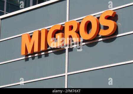 St. Gallen, Schweiz - 14. April 2021 : Migros Supermarktlogo hängt an einem Gebäude in St. Gallen. Die Firma Migros ist der größte Einzelhandel und das größte Unternehmen Stockfoto