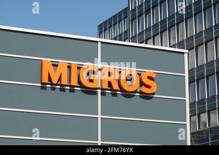 St. Gallen, Schweiz - 14. April 2021 : Migros Supermarktlogo hängt an einem Gebäude in St. Gallen. Die Firma Migros ist der größte Einzelhandel und das größte Unternehmen Stockfoto