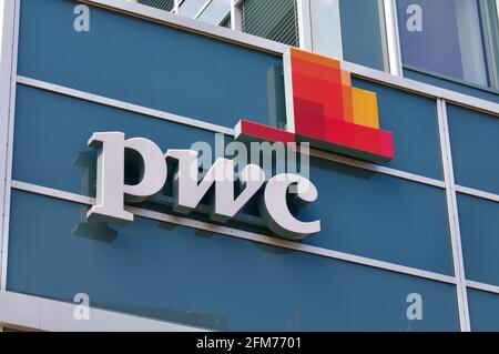 St. Gallen, Schweiz - 14. April 2021 :PWC-Schild in der Schweiz. PricewaterhouseCoopers ist ein multinationales Netzwerk von professionellen Dienstleistungen, Stockfoto