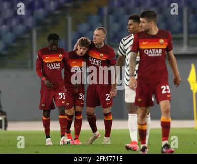 Rom, Italien, 6. Mai 2021. Nicola Zalewski von Roma (2 l) feiert ihr drittes Tor während des Spiels der UEFA Europa League im Stadio Olimpico, Rom. Bildnachweis sollte lauten: Jonathan Moscrop / Sportimage Stockfoto