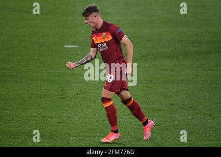 Rom, Italien. Mai 2021. Nicola Zalewski von AS Roma feiert das Tor von 3-2 während des Europa League Halbfinals 2. Etappe Fußballspiels zwischen AS Roma und Manchester United im stadio Olimpico in Rom (Italien), 6. Mai 2021. Foto Antonietta Baldassarre/Insidefoto Kredit: Insidefoto srl/Alamy Live News Stockfoto