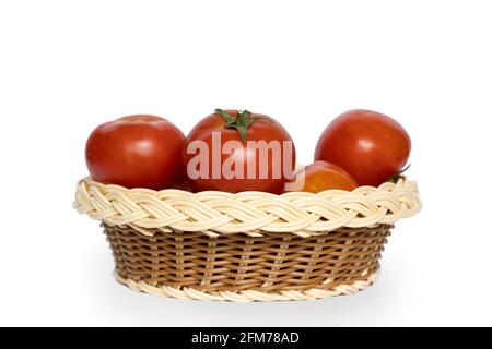 Nahaufnahme Bild Von Frischer Roter Tomate Im Holzkorb. Weißer Hintergrund Stockfoto