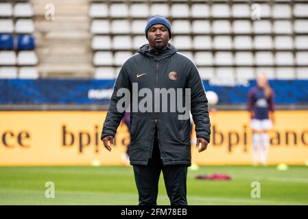 Bernard Mendy Cheftrainer von Paris Saint Germain vor dem Fußballspiel D1 Arkema zwischen dem FC Paris und Paris Saint-Germain der französischen Frauenmeisterschaft am 6. Mai 2021 im Charlety-Stadion in Paris, Frankreich - Foto Antoine Massinon / A2M Sport Consulting / DPPI / LiveMedia Stockfoto