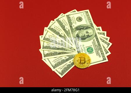 Bitcoin mit US-Dollar, Business-Workspace für Kryptowährungen und flachem Hintergrund, Draufsicht Stockfoto