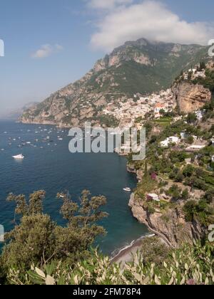 Lange Aufnahme von positano an der amalfiküste auf einem Sommertag Stockfoto