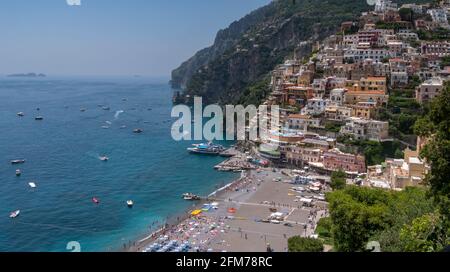 positano Strand an der amalfiküste in italien an einem Sommertag Stockfoto