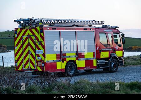 Feuerwehrmannschaften bekämpfen das Gorse-Feuer auf der Isle of Anglesey. Stockfoto