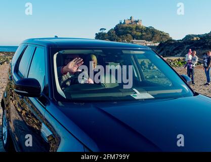 Das Haus des Drachenprinzen der Dämon Targaryen bekommt eine Fahrt Das Set in einem Range Rover Stockfoto