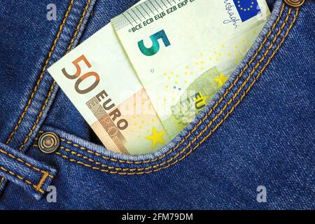 Euro-Banknoten in einer Tasche aus blauen Jeans Nahaufnahme Foto, Business Money Hintergrund Foto Stockfoto