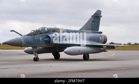 Evreux Air Base Frankreich, 14. JULI 2019 Dassault Mirage 2000B der französischen Luftwaffe rollt auf der Start- und Landebahn Stockfoto