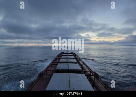 Tägliche Ansichten vom Frachtschiff (Panamax Bulk Carier) Segeln über den Ozean Stockfoto