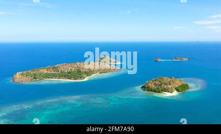 Luftdrohne der Gruppe tropischer Inseln mit Stränden auf der Zamboanga Halbinsel. Sallangan-Inseln, Simoadang-Insel. Mindanao, Philippinen. Stockfoto