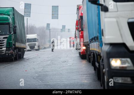 Ein langer Stau von vielen Lastwagen an der Grenze, ein langes Warten auf Zollkontrollen zwischen den Staaten aufgrund der Coronavirus-Epidemie, erhöhte sanitäre in Stockfoto