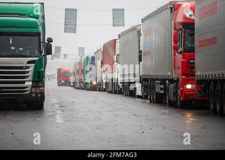 Ein langer Stau von vielen Lastwagen an der Grenze, ein langes Warten auf Zollkontrollen zwischen den Staaten aufgrund der Coronavirus-Epidemie, erhöhte sanitäre in Stockfoto