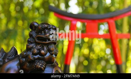 Torii-Tor mit Birnen- und Kirschblüten im Hintergrund Stockfoto