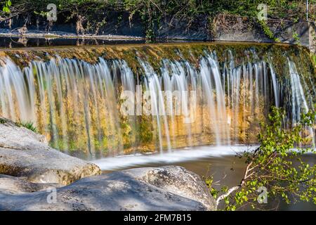 Die Affenschlucht, oder einfach Toss-Wasserfälle genannt, liegt an der Grenze zwischen der Gemeinde Neftenbach und Winterthur in der Schweiz. Stockfoto