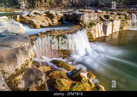 Die Affenschlucht, oder einfach Toss-Wasserfälle genannt, liegt an der Grenze zwischen der Gemeinde Neftenbach und Winterthur in der Schweiz. Stockfoto