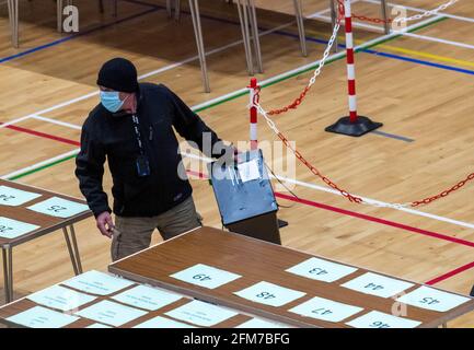 Brentwood Essex 6. Mai 2021 Covid Safe County Council election count at the Brentwood Center, Brentwood, Essex, Credit: Ian Davidson/Alamy Live News Stockfoto