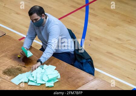 Brentwood Essex 6. Mai 2021 Covid Safe County Council election count at the Brentwood Center, Brentwood, Essex, Credit: Ian Davidson/Alamy Live News Stockfoto