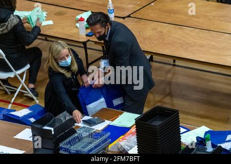 Brentwood Essex 6. Mai 2021 Covid Safe County Council election count at the Brentwood Center, Brentwood, Essex, Credit: Ian Davidson/Alamy Live News Stockfoto