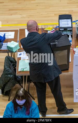 Brentwood Essex 6. Mai 2021 Covid Safe County Council election count at the Brentwood Center, Brentwood, Essex, Credit: Ian Davidson/Alamy Live News Stockfoto