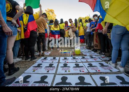 Madrid, Spanien. Mai 2021. Plakate zu Ehren der Toten bei den kolumbianischen Protesten der letzten Tage, die während der Demonstration gesehen wurden. Tausende von Kolumbianern, die in Madrid, Spanien, leben, versammelten sich im El Retiro Park im Stadtzentrum von Madrid, um in den letzten Tagen gegen den kolumbianischen Präsidenten Ivan Duque und die Polizeigewalt zu protestieren, wobei mindestens 24 Menschen starben und 87 vermisst wurden. Kredit: SOPA Images Limited/Alamy Live Nachrichten Stockfoto