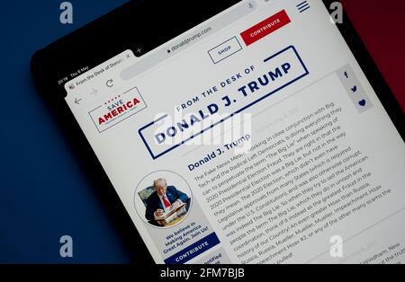 Donald Trumps neu geschaffene Website „From the Desk of Donald J Trump“ auf dem ipad auf rotem und blauem Hintergrund. Konzept. Stafford, Großbritannien, Mai 6, Stockfoto