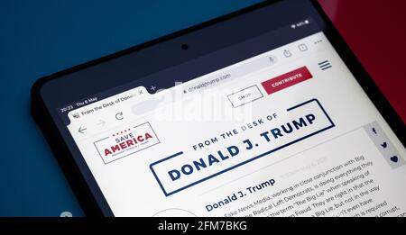 Donald Trumps neu geschaffene Website „From the Desk of Donald J Trump“ auf dem ipad auf rotem und blauem Hintergrund. Konzept. Stafford, Großbritannien, Mai 6, Stockfoto