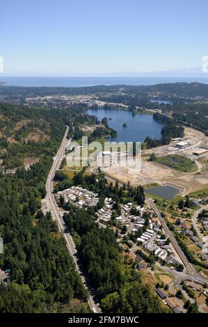 Luftaufnahme von Langford und Langford Lake, Vancouver Island, British Columbia, Kanada. Stockfoto