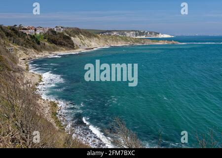 Durlston Bay von Durston Head aus gesehen mit Peveril Point, Foreland oder Handfast Point und Old Harry Rock in der Ferne, Purbeck, Dorset Stockfoto