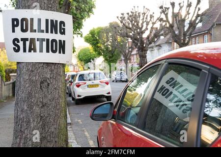 Das Wahllokal-Schild hängt am Baum für die britischen Wahlen 2021 am 6. Mai. „Super Thursday“, ein Wahlmonster Stockfoto