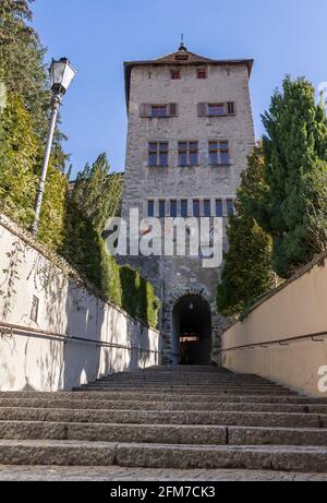 Chur, Schweiz - 19. Februar 2021: Mittelalterliches Stadttor von Chur, der ältesten Stadt der Schweiz und Hauptstadt des Schweizer Kantons Graubünden. Stockfoto