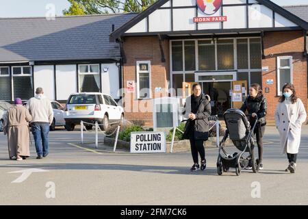 Wähler vor dem Wahllokal für die britischen Wahlen 2021, am 6. Mai. „Super Thursday“, ein Wahlmonster, Greenwich, London, England Stockfoto