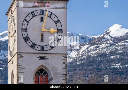 Uhr auf dem Glockenturm der reformierten Kirche St. Martin in Chur, Schweiz Stockfoto