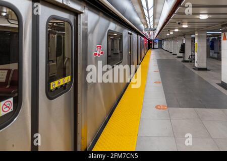 Moderner Bombardier-U-Bahn-Zug auf dem Bahnsteig der TTC Union Station in Toronto, Kanada Stockfoto