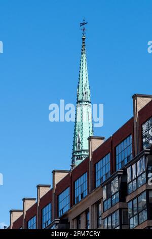 Der Turm der anglikanischen Saint James Cathedral steht im Kontrast zu einem neueren Gebäude in der Altstadt von Toronto, Kanada Stockfoto