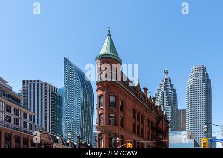 Der L Tower hat eine geschwungene Architektur in der Innenstadt von Toronto, Kanada. In diesem Winkel erscheint das Flatiron Building Stockfoto