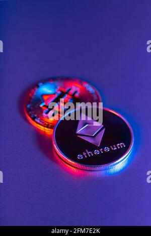 Kryptowährung Bitcoin und Ether (ethereum) Token Münzen Stockfoto