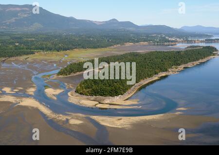 Luftaufnahme von Willy Island, Halalt Island Indian Reserve, Chemainus River Estuary, Chemainus Valley, British Columbia, Kanada. Stockfoto