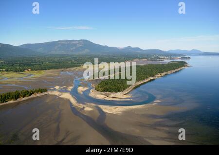 Luftaufnahme von Willy Island, Halalt Island Indian Reserve, Chemainus River Estuary, British Columbia, Kanada. Stockfoto