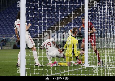 Rom, Italien, 6. Mai 2021. David De Gea von Manchester United rettet in der leeren Reichweite von Bryan Cristante von AS Roma, während Aaron Wan-Bissaka Unterstützung leistet und Edinson Cavani während des Spiels der UEFA Europa League im Stadio Olimpico in Rom zuschaut. Bildnachweis sollte lauten: Jonathan Moscrop / Sportimage Stockfoto