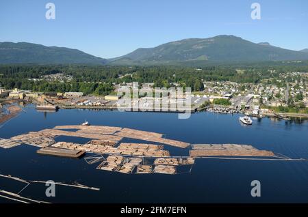 BC Ferry Kuper nähert sich Chemainus. Luftaufnahme von Chemainus, Vancouver Island, British Columbia, Kanada. Stockfoto