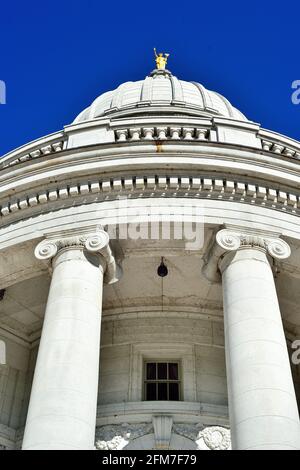 Madison, Wisconsin, USA. Das State Capitol Building und Kuppel mit der Bronze "Wisconsin" Statue an der Spitze. Stockfoto