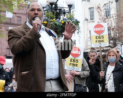 David Kurten, der Kandidat des Londoner Bürgermeisters für die Heritage Party, spricht bei einer Demonstration gegen verkehrsschwache Viertel vor Demonstranten. Stockfoto